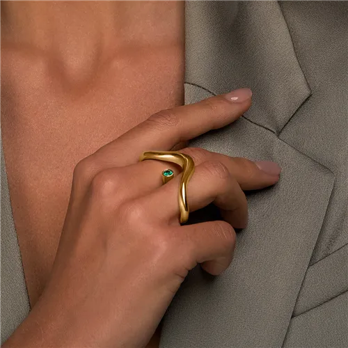 Bague double en Or Jaune 750Mill. 
avec Emeraude