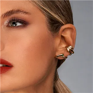 Boucle d'oreilles seule en Or Jaune 750Mill. 
Avec 2 Emeraudes 2